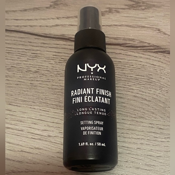NYX 💛 Radiant Finish Long Lasting Setting Spray - Picture 3 of 3